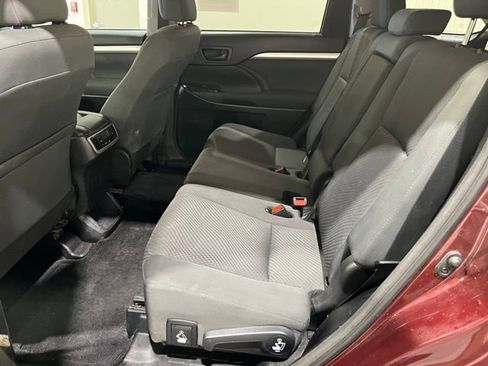 Used 2018 Toyota Highlander LE AWD/4WD image 15