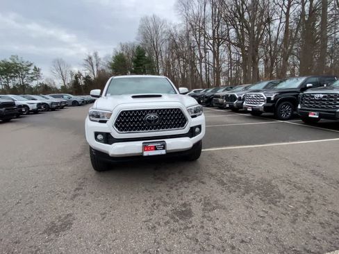 Used 2019 Toyota Tacoma TRD Sport image 3