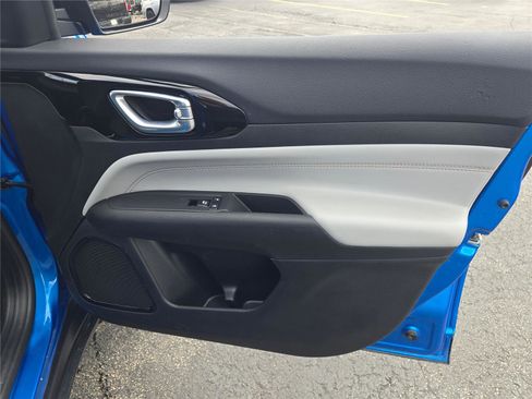 Certified 2025 Jeep Compass Limited image 7