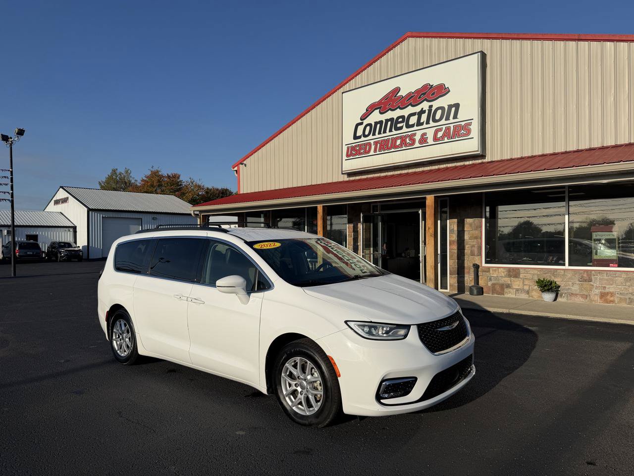 Used 2022 Chrysler Pacifica Touring-L FWD image 1
