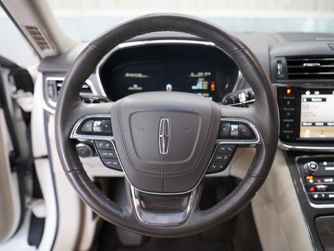 Used 2018 Lincoln Continental Select w/ Continental Climate Package FWD image 12