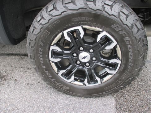 Used 2023 Chevrolet Silverado 1500 ZR2 w/ Technology Package image 9