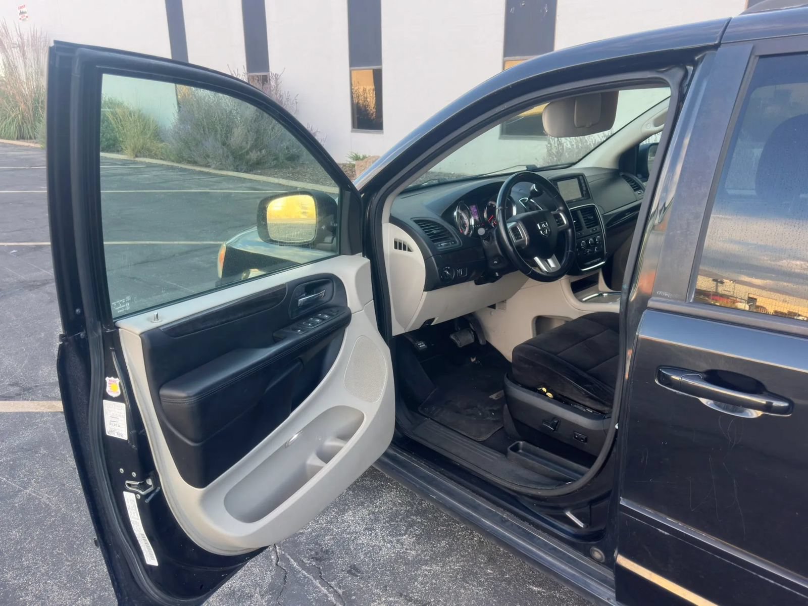 Used 2013 Dodge Grand Caravan SXT w/ Rear Park Assist Pkg FWD image 7