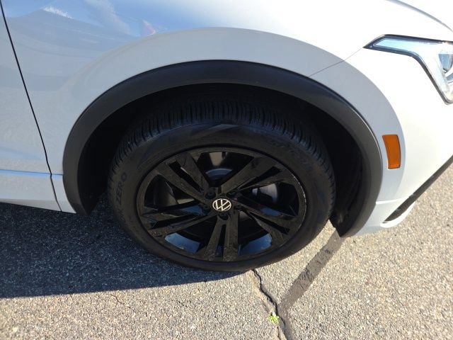 Used 2024 Volkswagen Tiguan SE R-Line AWD/4WD image 11