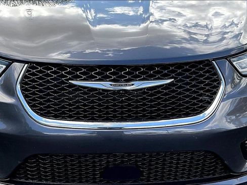 Used 2023 Chrysler Pacifica Touring-L FWD image 29