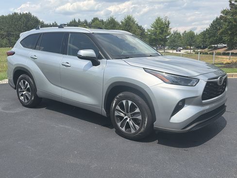 Used 2022 Toyota Highlander XLE FWD image 2
