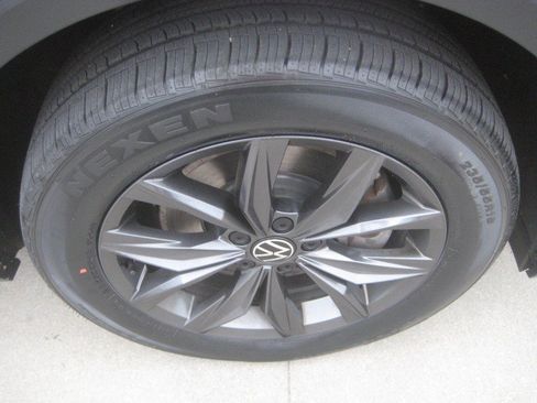 Used 2023 Volkswagen Tiguan SE w/ Panoramic Sunroof Package AWD/4WD image 10