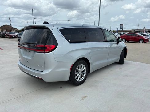 Used 2026 Chrysler Pacifica Limited FWD image 3