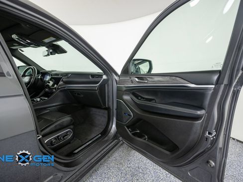 Used 2021 Jeep Grand Cherokee L Overland w/ Luxury Tech Group IV AWD/4WD image 39