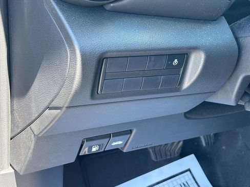 Used 2023 Nissan Kicks SR w/ SR Premium Package FWD image 8