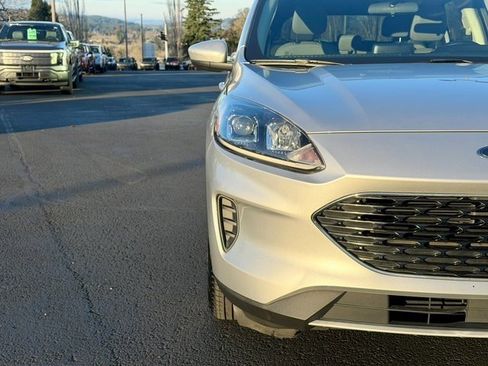Certified 2020 Ford Escape SE image 9