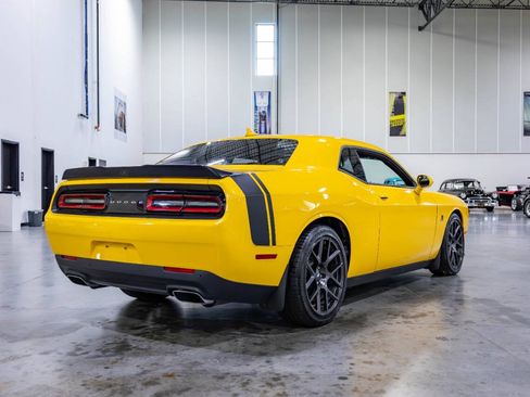 Used 2017 Dodge Challenger R/T Scat Pack w/ Leather Interior Group RWD image 6