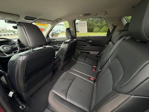 Used 2023 Nissan Pathfinder SL w/ Black Appearance Package FWD image 21