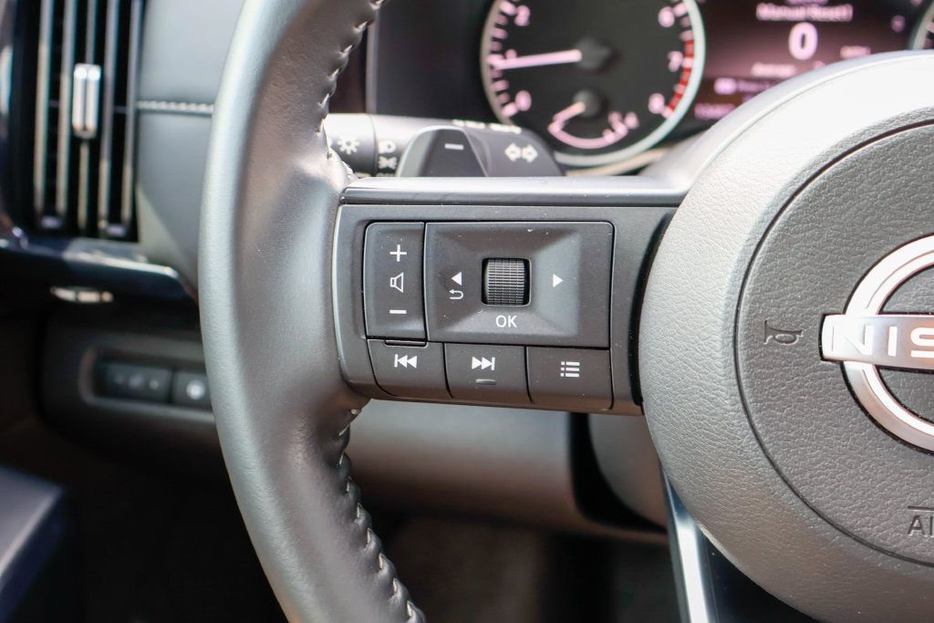 Used 2025 Nissan Pathfinder SV FWD image 16