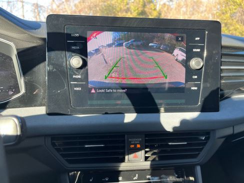 Used 2025 Volkswagen Jetta SE image 17