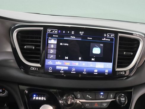 Used 2025 Chrysler Pacifica Select FWD image 11