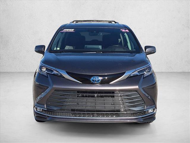 Used 2024 Toyota Sienna Platinum FWD image 2