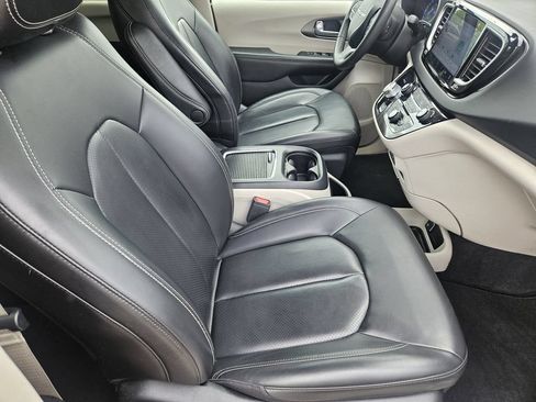 Used 2023 Chrysler Pacifica Touring-L FWD image 10