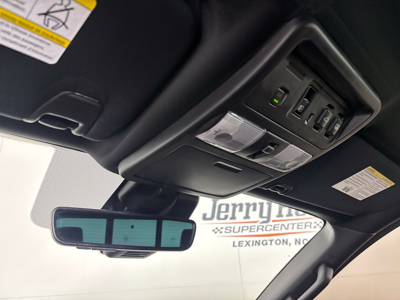 Used 2024 Nissan Titan PRO-4X w/ Pro-4x Convenience Package AWD/4WD image 19