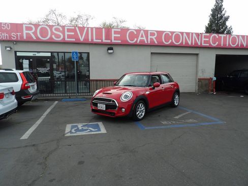 Used 2019 MINI Cooper S image 1