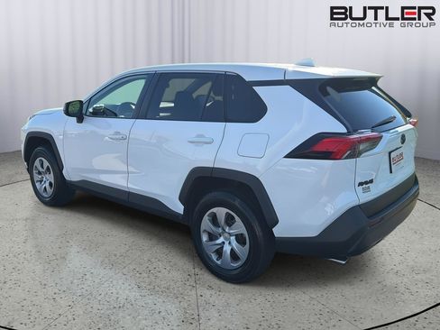 Used 2022 Toyota RAV4 LE FWD image 4