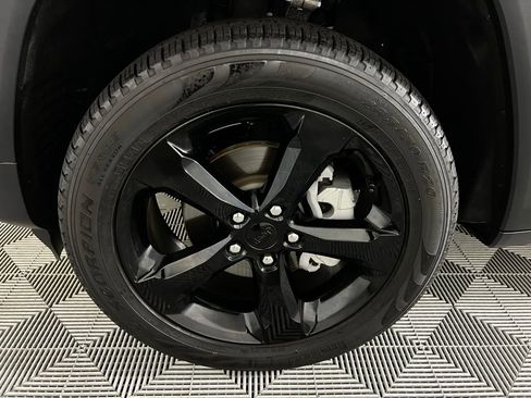 Used 2024 Jeep Grand Cherokee Limited w/ Black Appearance Package image 12