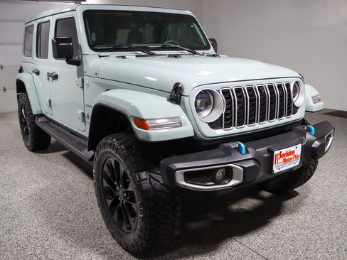 Used 2024 Jeep Wrangler Unlimited Sahara w/ Technology Group AWD/4WD image 5