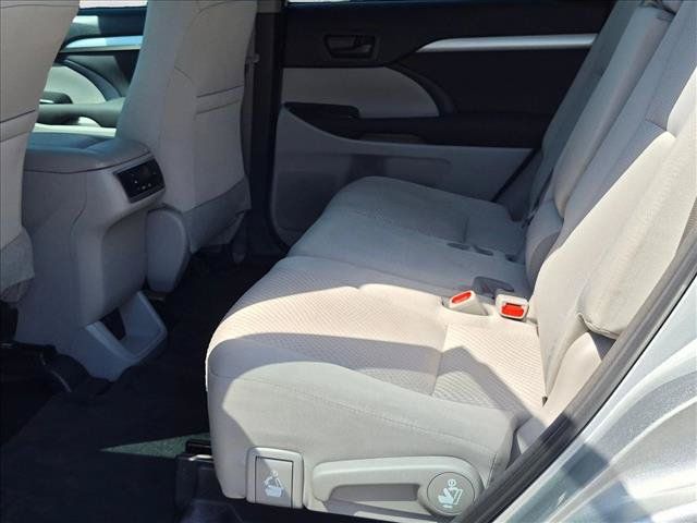 Used 2018 Toyota Highlander LE FWD image 15