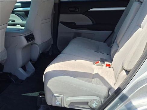 Used 2018 Toyota Highlander LE FWD image 15