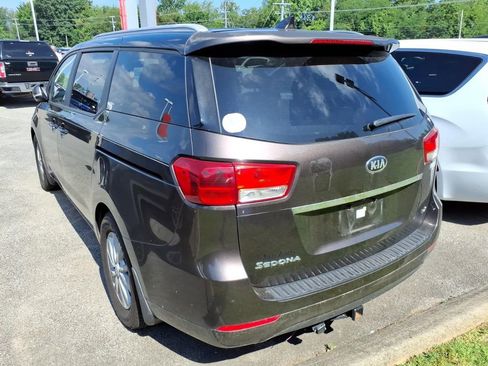 Used 2016 Kia Sedona LX FWD image 4