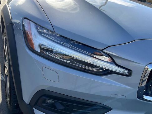 Used 2024 Volvo V60 B5 Cross Country Plus image 31