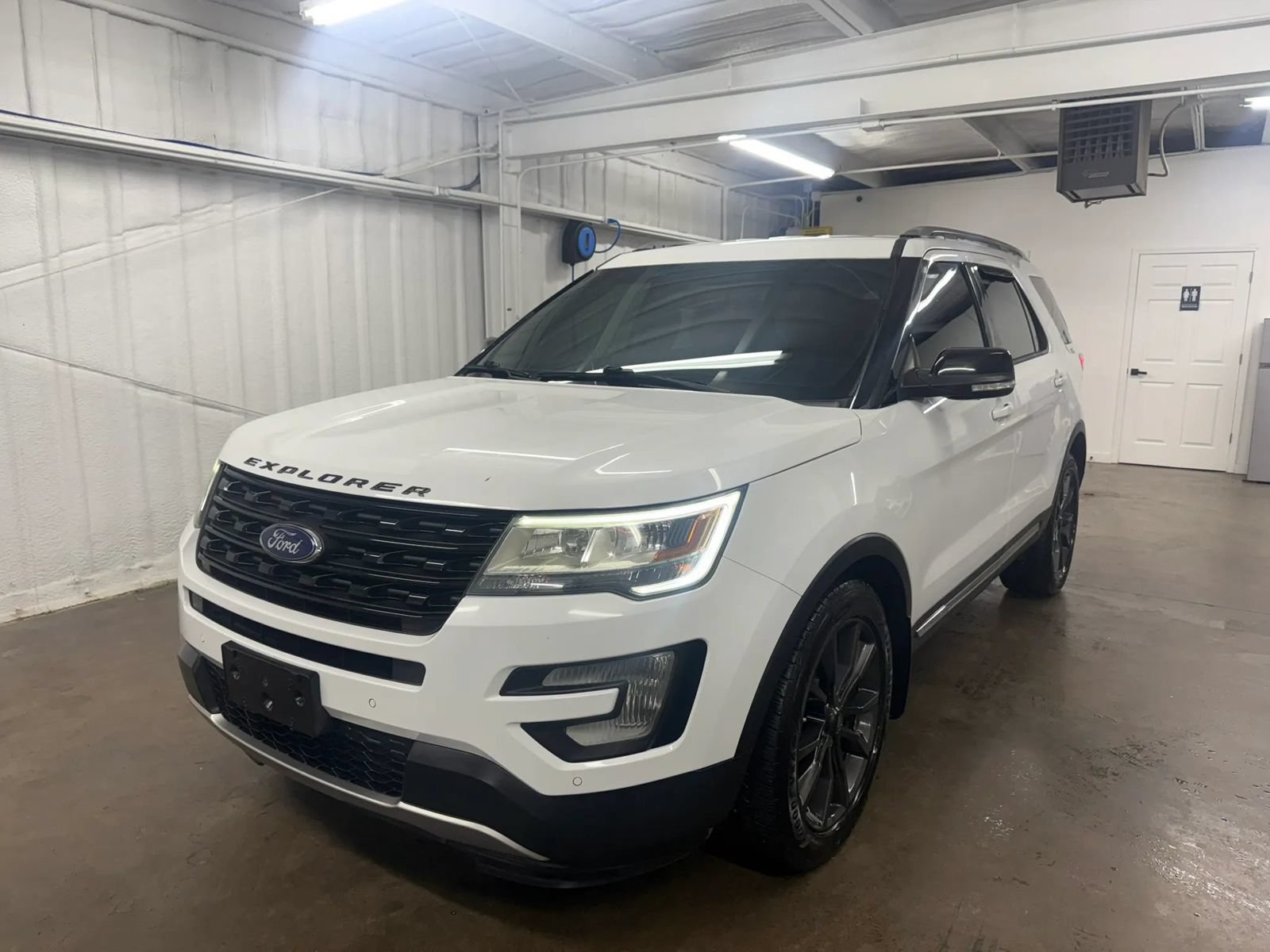 Used 2017 Ford Explorer XLT w/ Equipment Group 202A FWD image 7