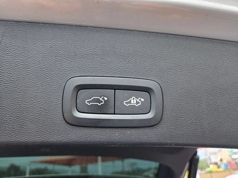 Used 2024 Volvo XC40 B5 Plus AWD/4WD image 18