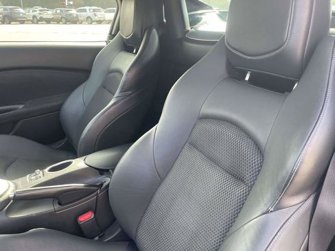 Used 2018 Nissan 370Z Touring RWD image 11