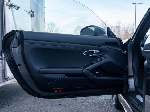 Certified 2024 Porsche 718 Cayman Base w/ Premium Package image 18