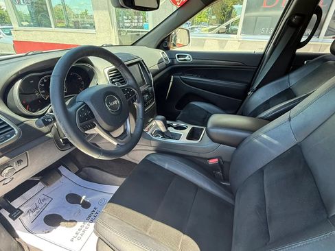 Used 2017 Jeep Grand Cherokee Altitude AWD/4WD image 9