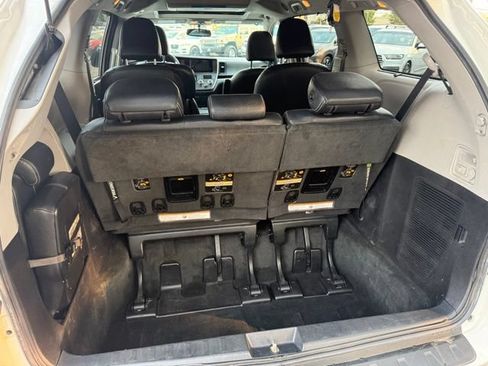 Used 2017 Toyota Sienna SE Premium FWD image 10