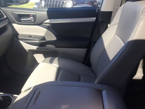 Used 2019 Toyota Highlander XLE AWD/4WD image 16