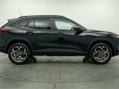 Used 2025 Chevrolet Trax LT FWD image 11