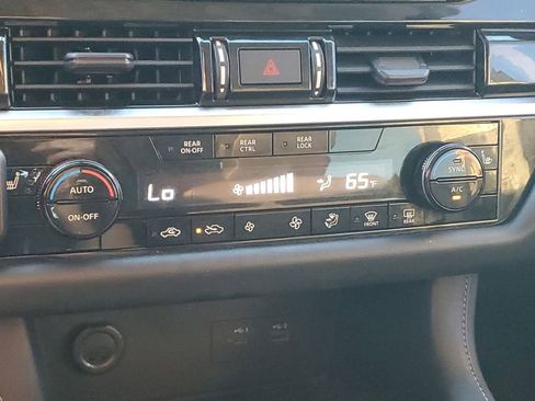 Used 2022 Nissan Pathfinder SV w/ SV Premium Package image 33