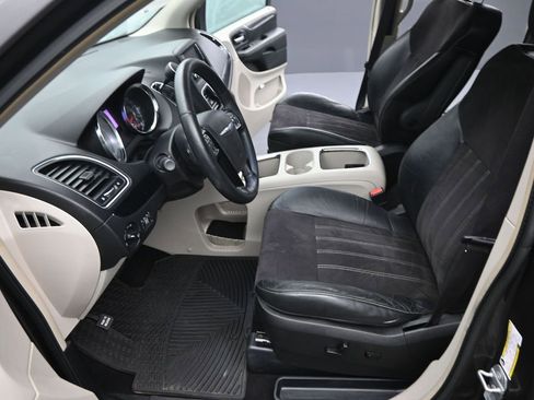 Used 2015 Chrysler Town & Country Limited image 10