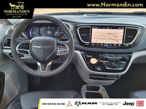 Used 2024 Chrysler Pacifica Limited FWD image 7