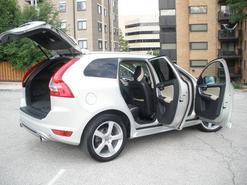 Used 2011 Volvo XC60 T6 R-Design w/ Convenience Pkg AWD/4WD image 22