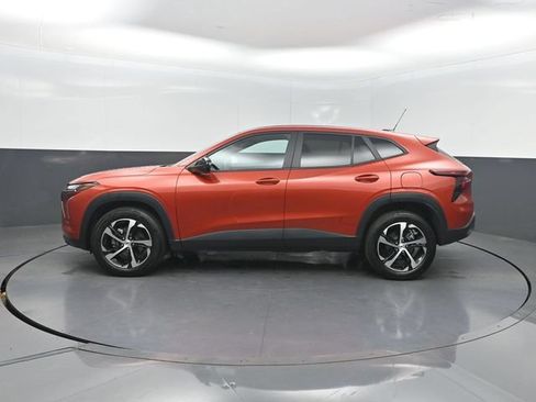 Used 2024 Chevrolet Trax RS w/ Driver Confidence Package FWD image 2