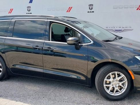 Used 2022 Chrysler Pacifica Touring-L image 3