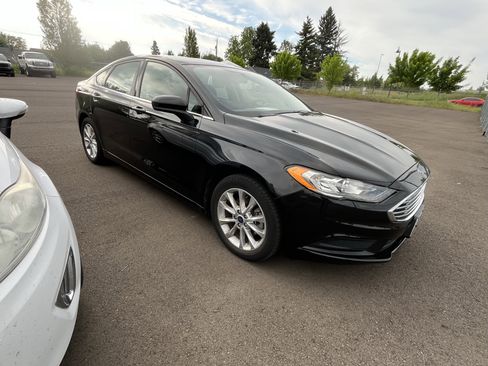 Used 2017 Ford Fusion SE w/ Fusion SE Technology Package FWD image 6