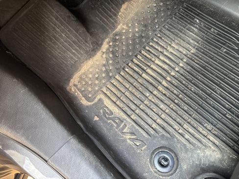 Used 2022 Toyota RAV4 XLE Premium image 17