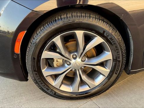 Used 2019 Chrysler Pacifica Limited w/ Tire & Wheel Group FWD image 8
