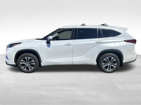 Used 2022 Toyota Highlander XLE AWD/4WD image 2