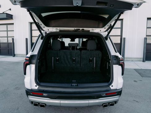 Used 2025 Chevrolet Traverse LT image 6